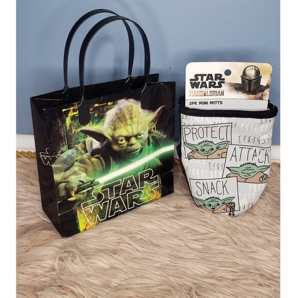 DISNEY STAR WARS 2PK BABY YODA OVEN MINI MITTS W/ GIFT BAG